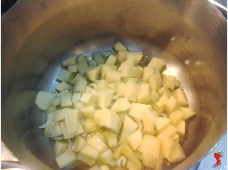 faccio cuocere le patate con il sedano e la cipolla