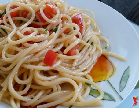 spaghetti con pomodorini e colatura di alici