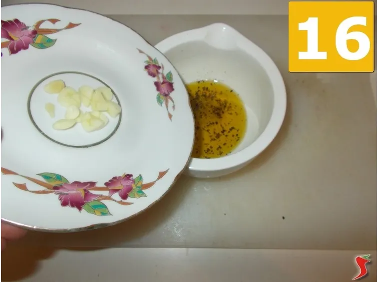 Proseguite gli ingredienti per la salsa