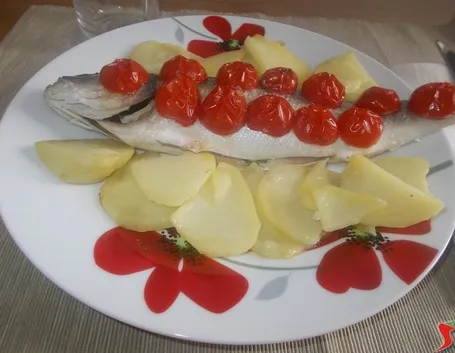 Branzino patate e pomodorini