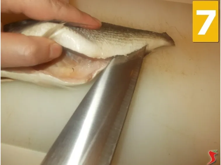Iniziate a sfilettare il pesce