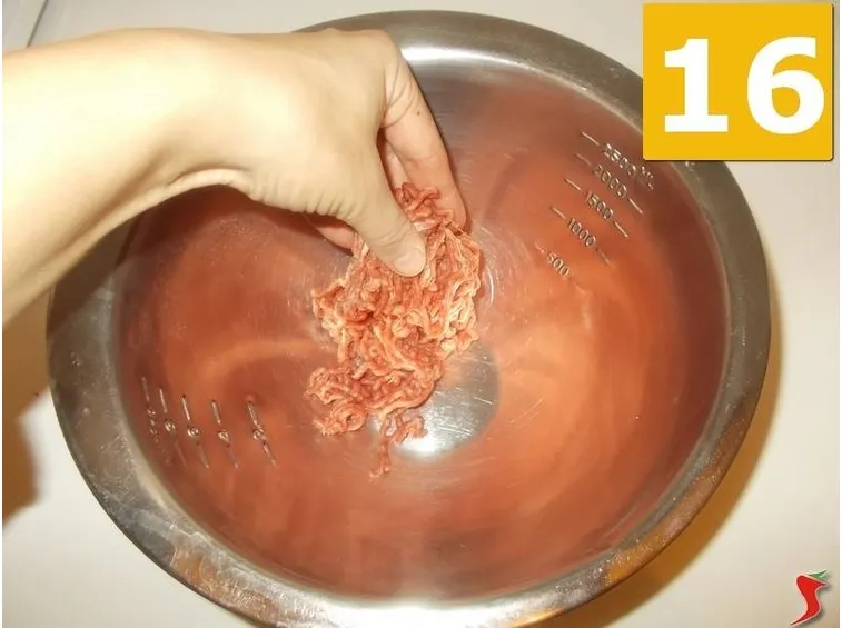 Iniziate a unire gli ingredienti