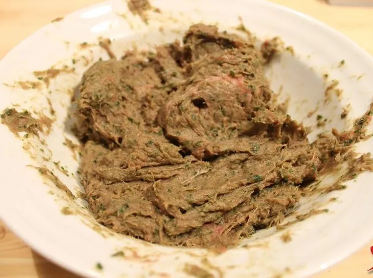 Amalgamare la carne con il prezzemolo
