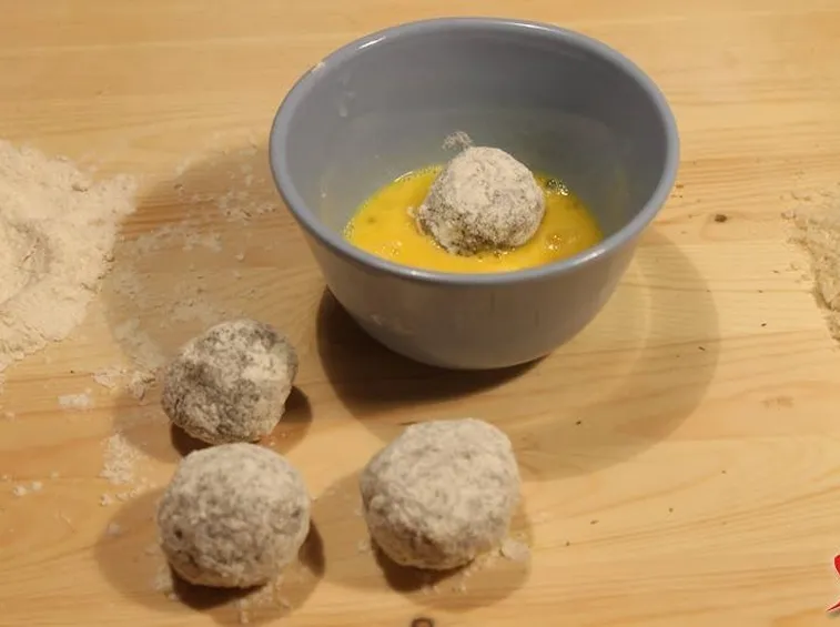bagnare polpette nell'uovo