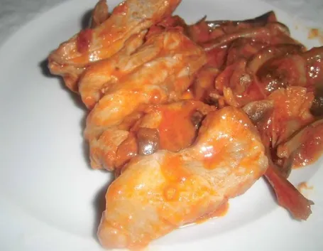 Agnello al sugo di pomodoro e funghi chiodini 