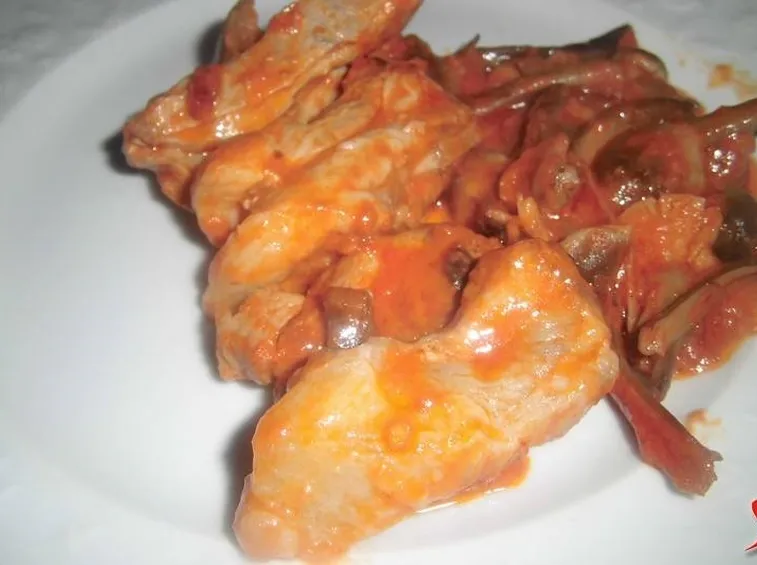 Agnello al sugo di pomodoro e funghi chiodini 