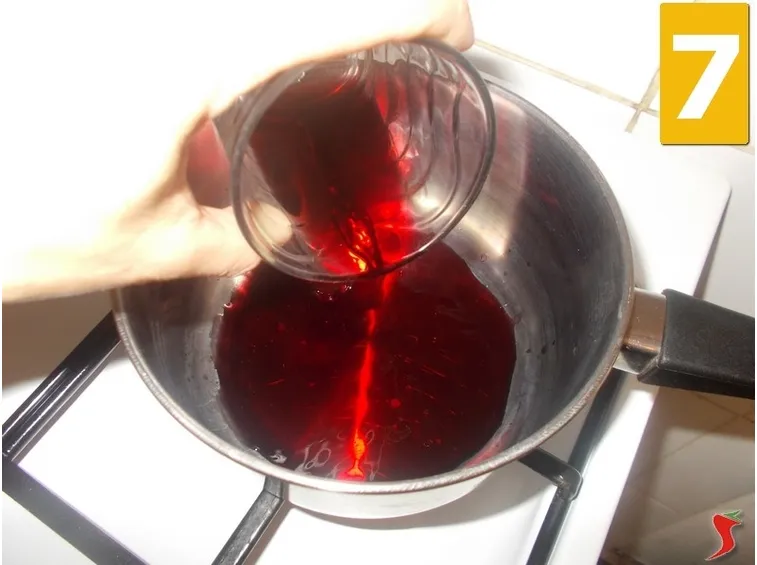 Realizzate la salsa al vino rosso