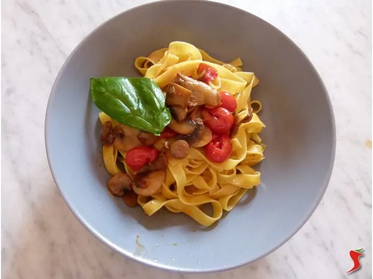 servire le tagliatelle con i funghi
