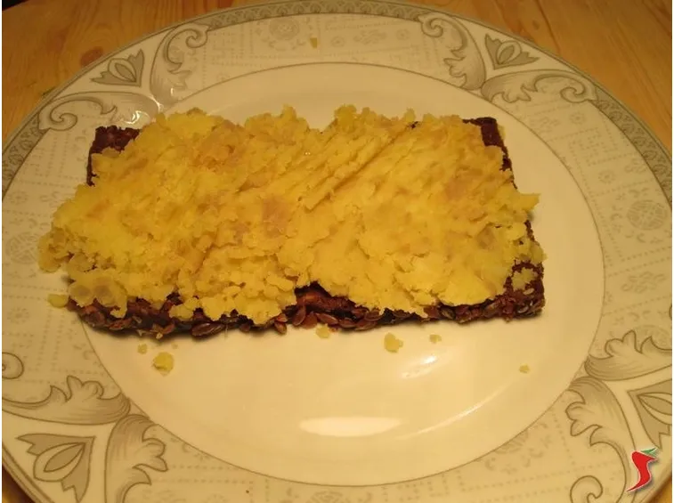spalmare il purè sul pane