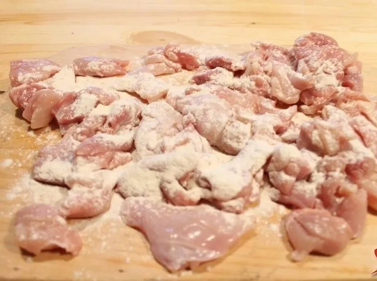 infarinare il pollo