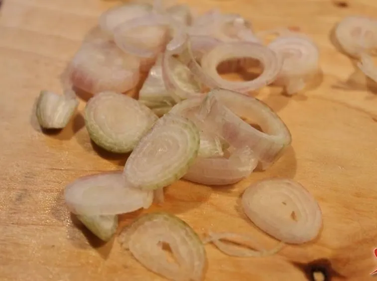 tagliare scalogno