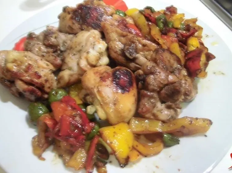 Pollo con peperoni e olive