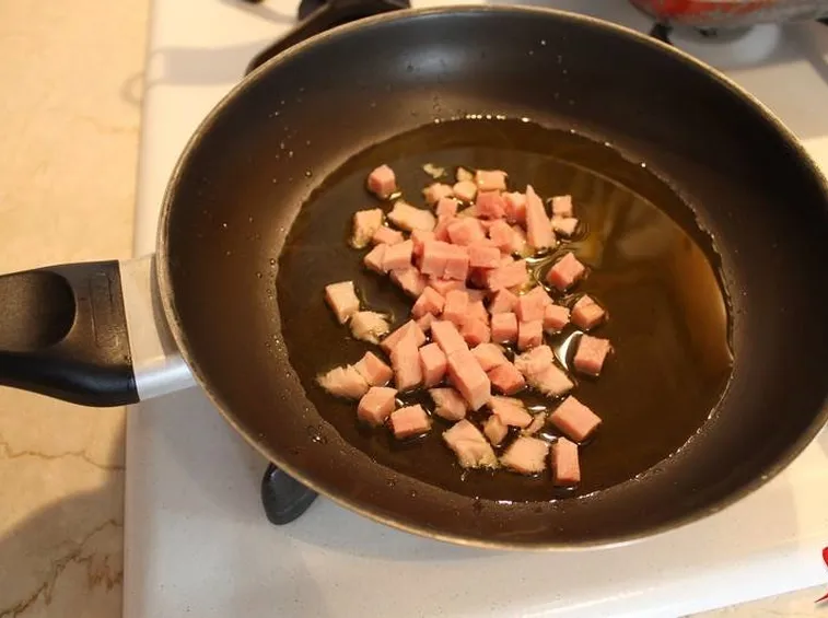 dorare i dadini di prosciutto
