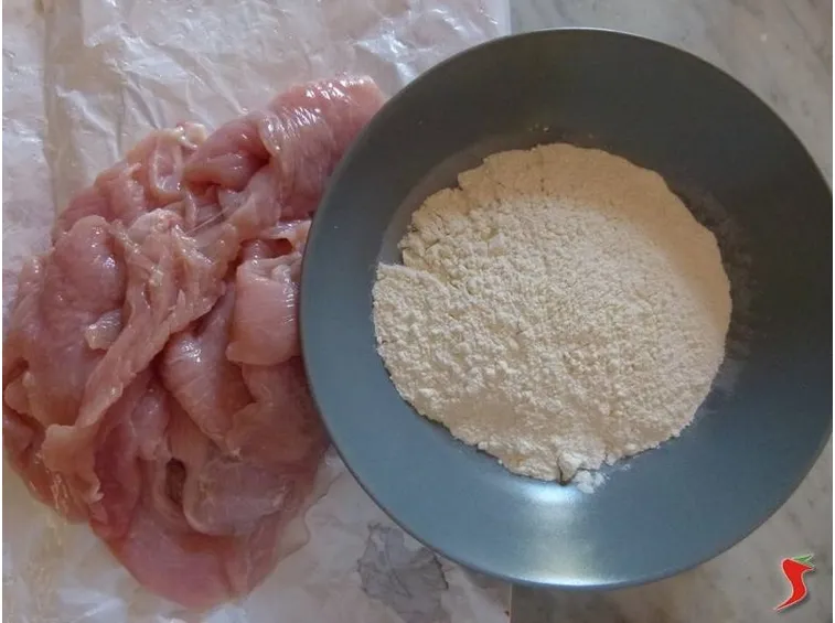 riporre la farina in un piatto