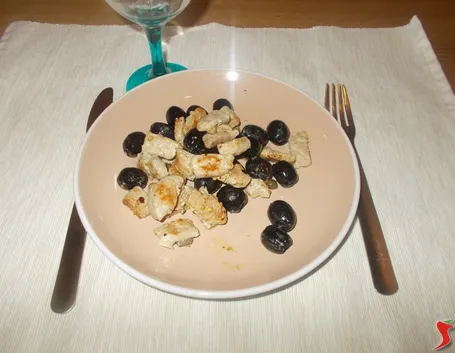 Il tonno con capperi e olive