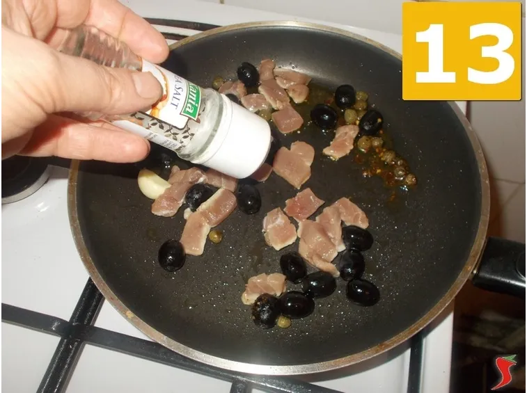 Il tonno con capperi e olive