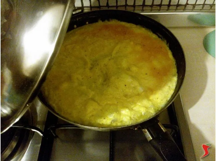 frittata pronta per essere girata