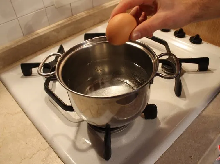 mettere le uova a bollire
