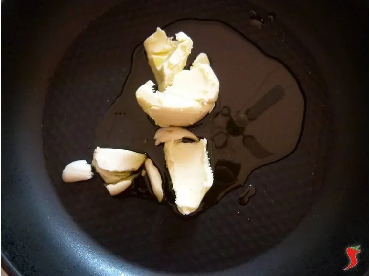 burro olio e aglio in padella