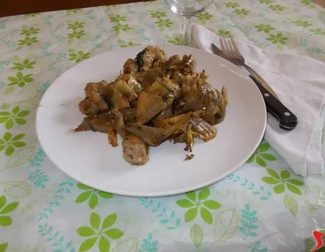 I carciofi con le salsicce