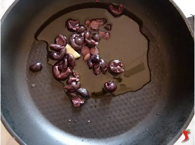 mettere in padella olio aglio e olive
