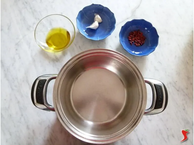 versare gli ingredienti nella pentola