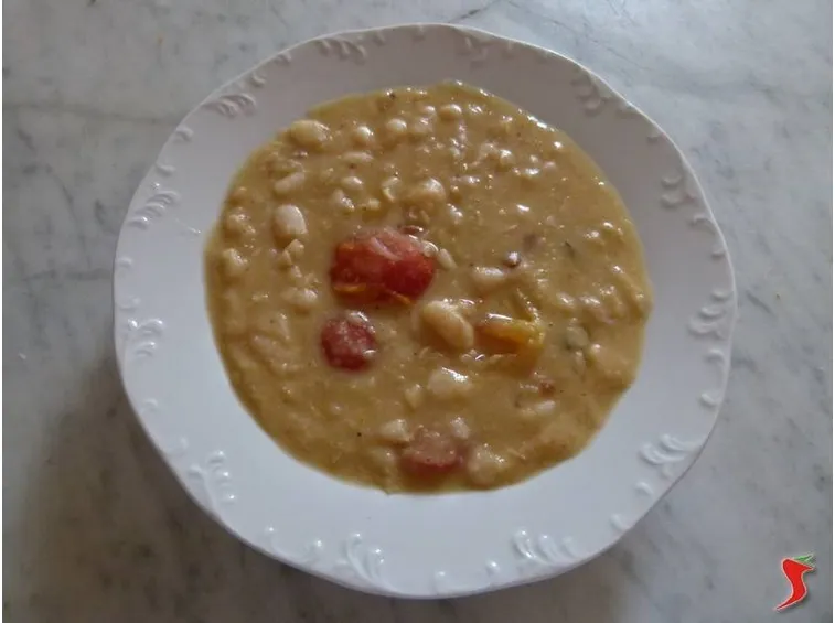 servire la zuppa di fagioli