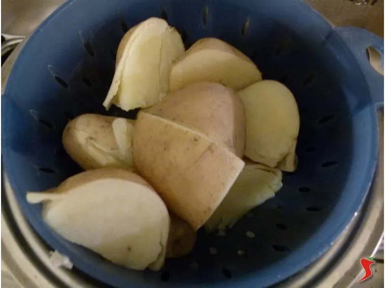 estrarre le patate dall'acqua