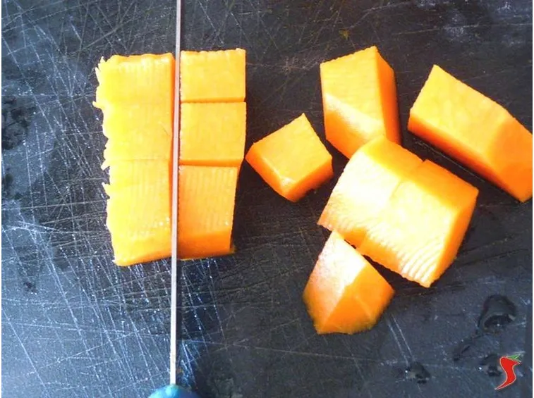 taglio la zucca a tocchetti