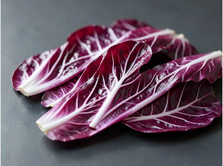 taglio il radicchio a strisce sottili