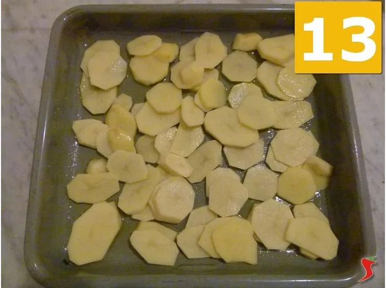 Condire e infornare le patate