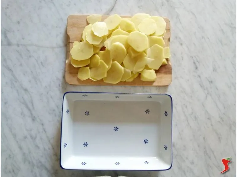 mettere le patate in una pirofila
