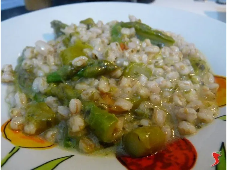 zuppa di farro e asparagi