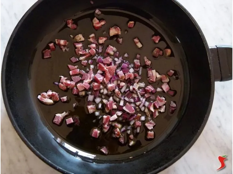 capocollo e cipolla in padella