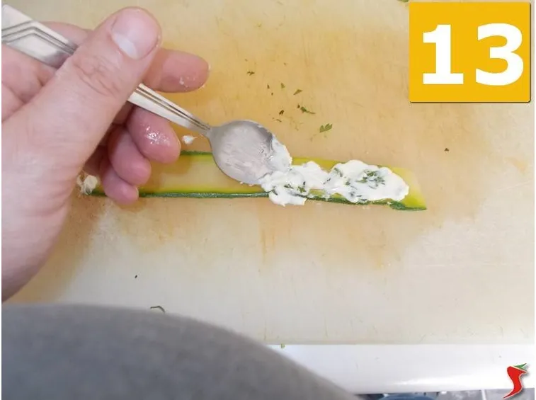 Preparare le fette di zucchina ripiene