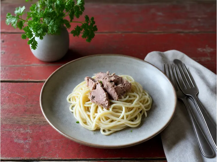 Preparazione pasta in bianco al tonno