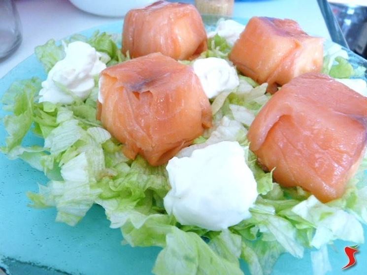 fagottini di salmone con insalata