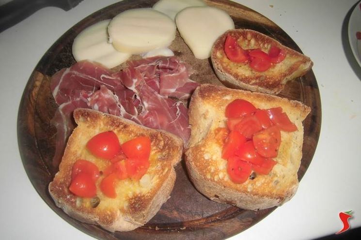 bruschette con misto affettati 