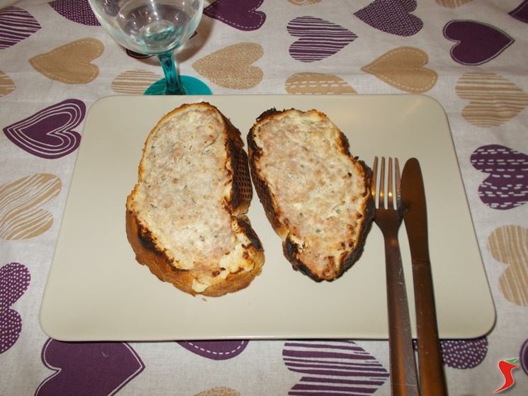 Bruschetta con salsiccia