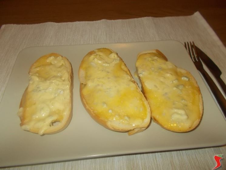 Crostini al gorgonzola