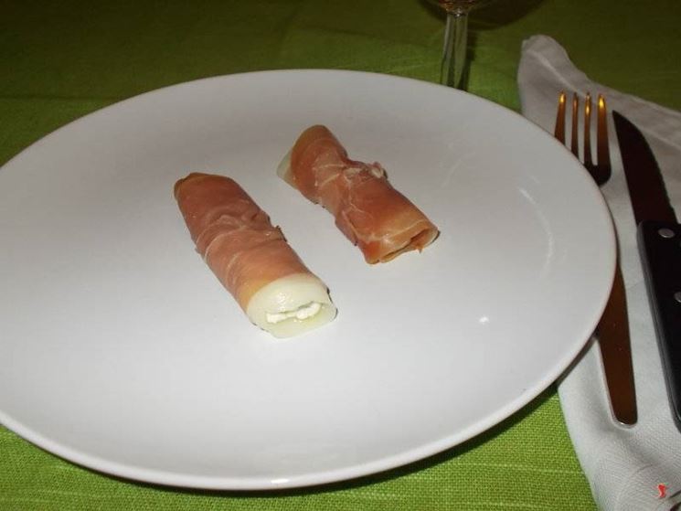 Gli involtini di prosciutto crudo