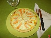 La torta salata al salmone