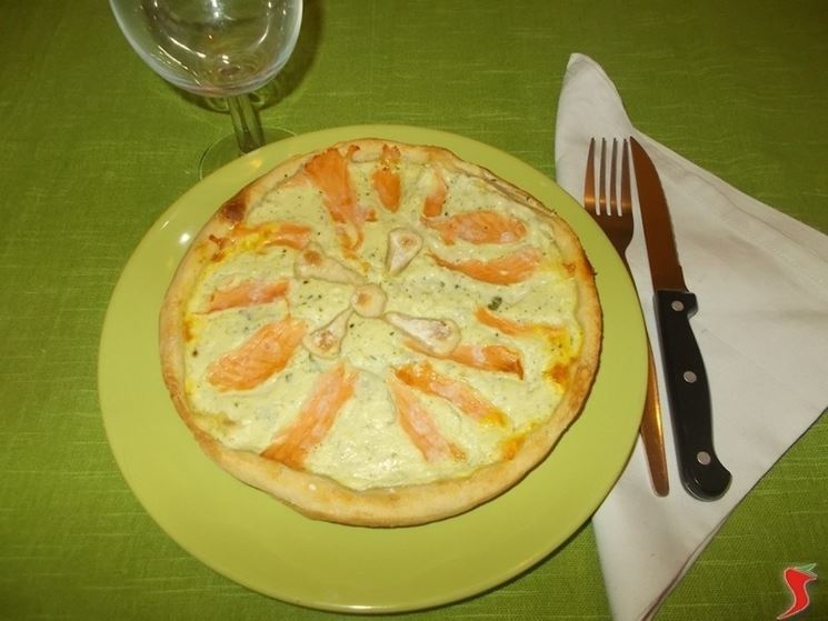 La torta salata al salmone