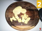 tagliare le patate a cubetti