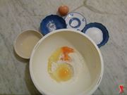 rompere uova e versarle nel recipiente con farina