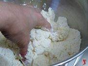 lavoro il burro e la farina con le mani