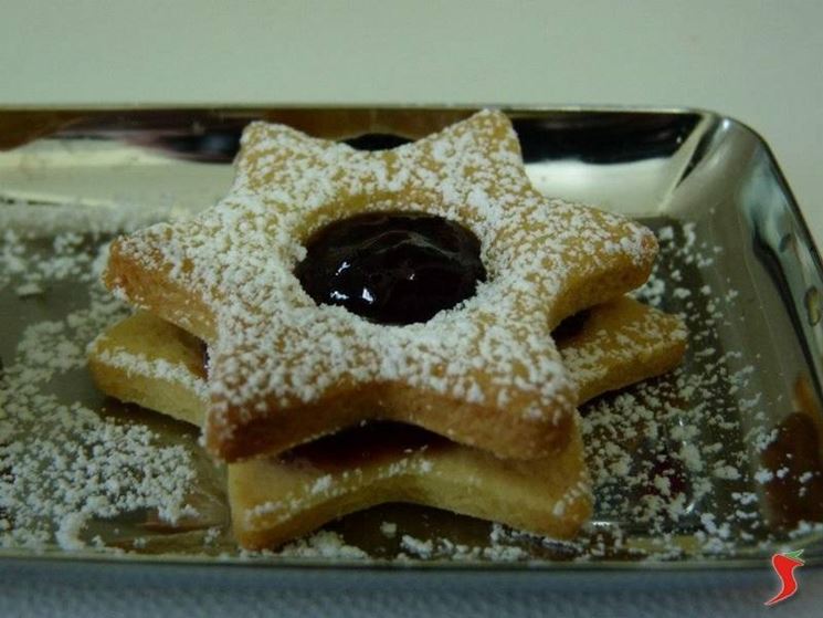 biscotti di pastafrolla con marmellata di amarene