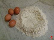 riporre le uova nella farina