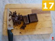 tagliare in pezzi la cioccolata