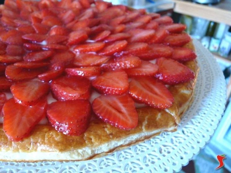 crostata di pasta sfoglia crema e fragole